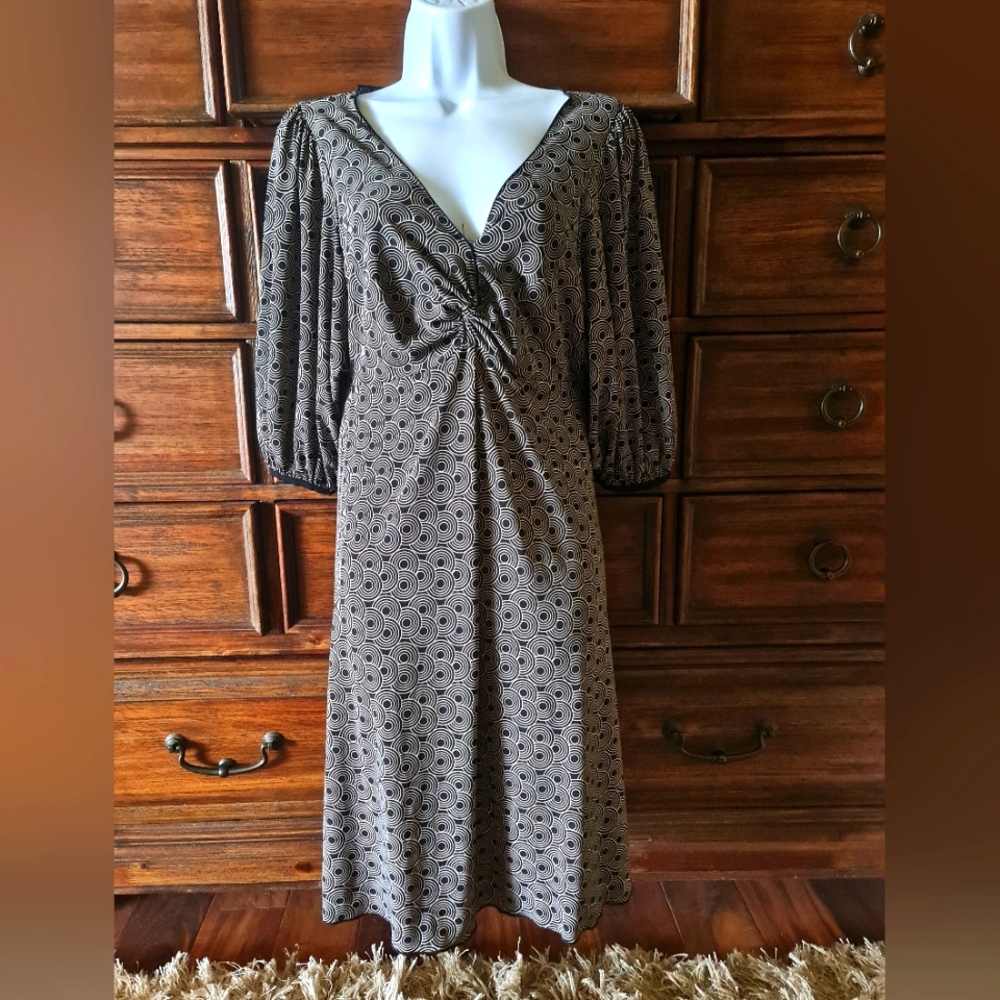 Max Studio Geometric V-Neck Gathered Front Banded Bell Sleeve Knee Length Size L